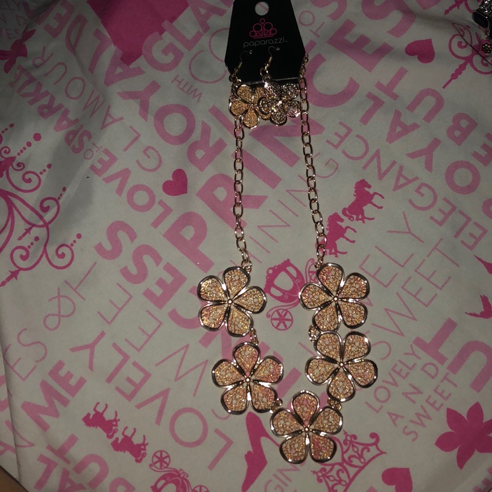 Rose gold necklace with earrings